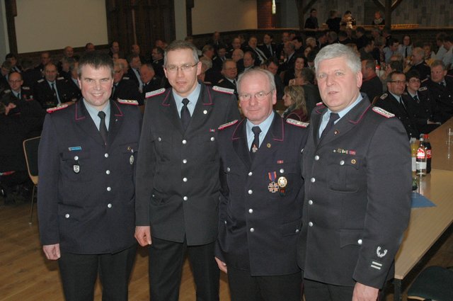 Wechsel in der Führungsriege der Harsefelder Samtgemeinde-Feuerwehr (v.li.): Gemeindebrandmeister Heiko Wachlin, der neue Stellvertreter Uwe Heins, dessen Amtsvorgänger Helmut Heins sowie Harald Lange, der weiterhin den Posten des stellvertretenden Gemeindebrandmeisters bekleidet | Foto: Feuerwehr / Günter Kachmann