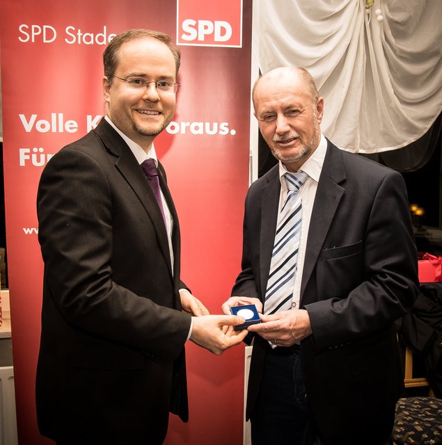 Oliver Kellmer (li.) ehrte Dr. Rolf Bredendiek mit der Willy-Brandt-Medaille