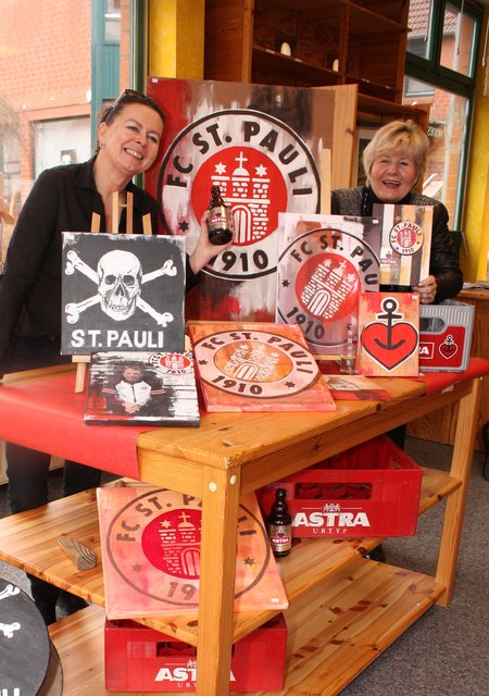 Auch Bilder mit dem Vereinsemblem der Kult-Kicker von St. Pauli sind Teil der außergewöhnlichen Ausstellung.