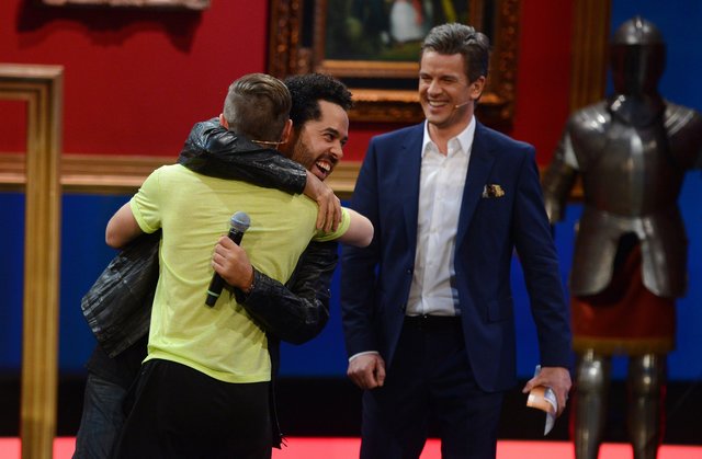 Riesenjubel nach geschaffter Wette: Simon Laß freut sich mit seinem Wettpaten Adel Tawil ("Ich&Ich"). Moderator Markus Lanz ist beeindruckt von der Leistung der Brüder: "Das erfordert eine Menge Disziplin" | Foto: Sascha Baumann/ZDF