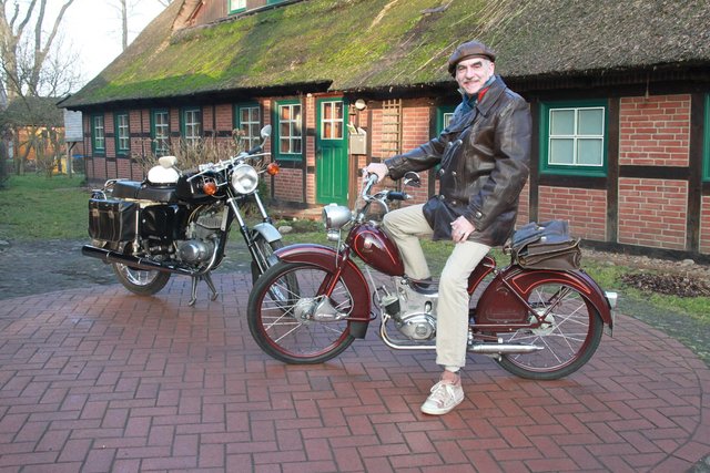 Fahrlehrer Olaf Schritt ist stolz auf seine alte „Simson“ / Anschauungsobjekt im Schulungsraum