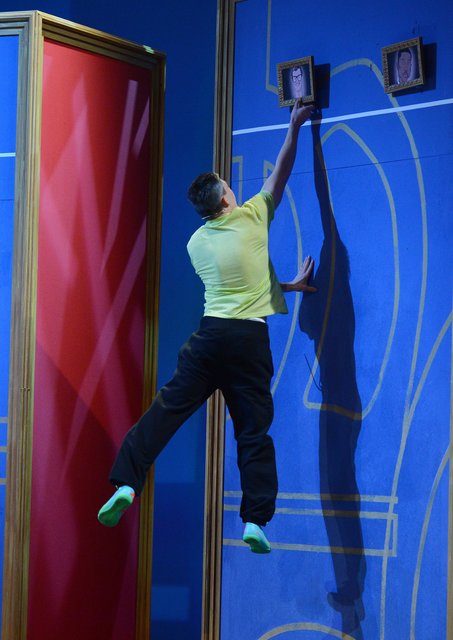 René Laß (18) läuft eine Wand hoch und hängt ein Bild in einer Höhe von 3,50 Meter auf. Die TV-Zuschauer waren begeistert | Foto: Sascha Baumann/ZDF