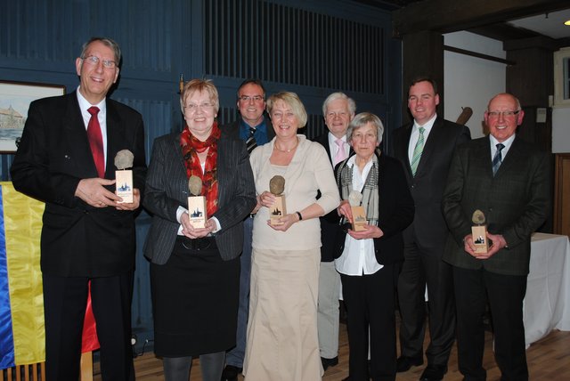 Gratulation zur Auszeichnung: (vorne, v. li.) die Geehrten Kurt-Peter und Hildegard Rosczyk, Petra Golly, Helga Wessel und Günter Heide sowie (hi., v. li.). 2. Vize-Bürgermeister Wilfried Rieck, Kulturausschuss-Vorsitzender Bodo Beckedorf und Bürgermeister André Wiese als Laudatoren