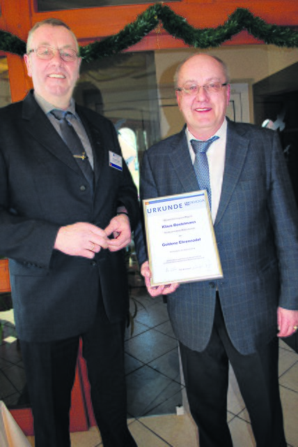 Klaus Bostelmann (re.) erhielt eine Urkunde und die goldene Ehrennadel für 40-jährige Verbandstreue