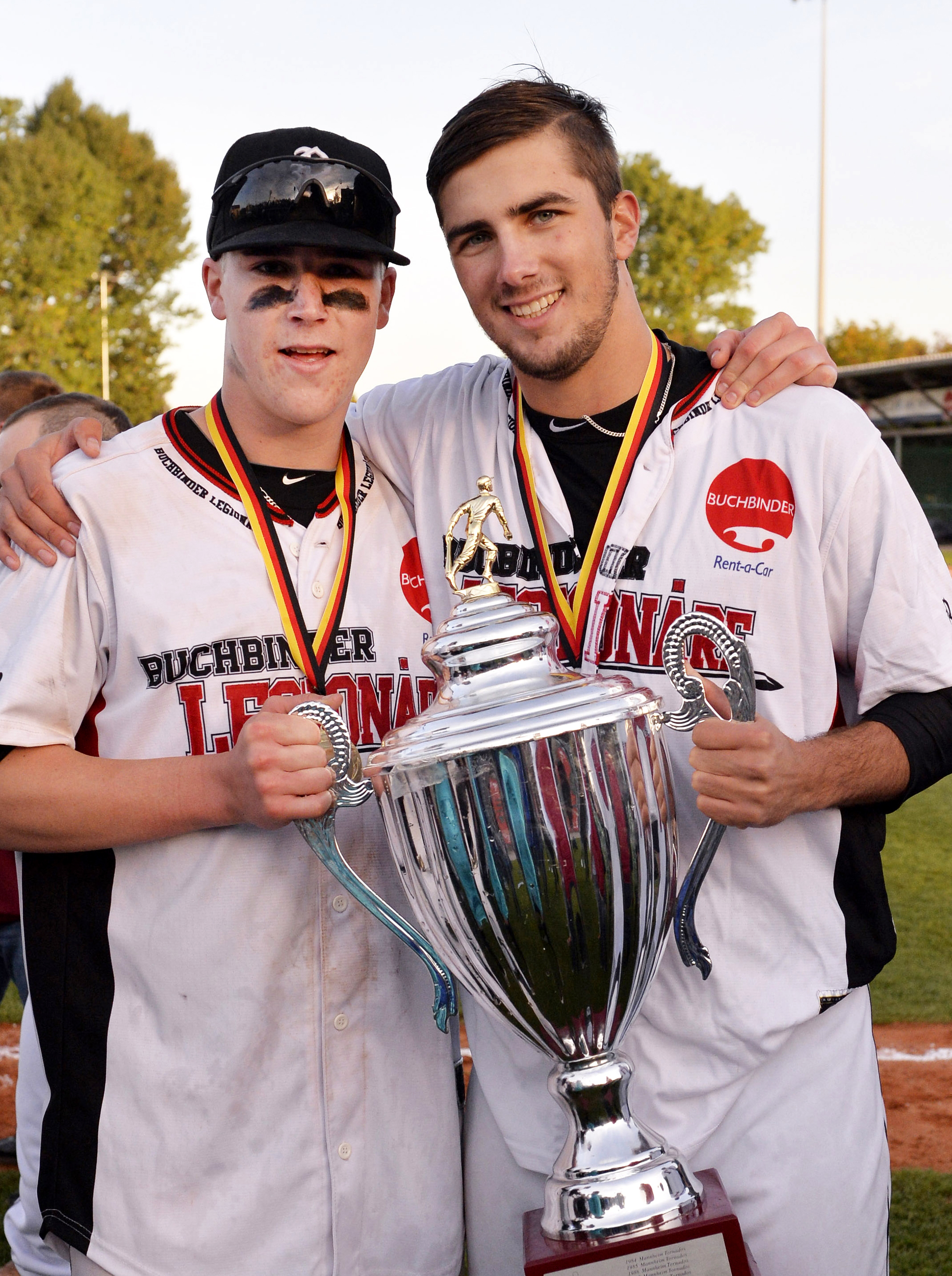 Maik Ehmcke (li.) und Daniel Thieben aus Dohren mit dem Pokal nach der Meisterschaft in Regensburg
