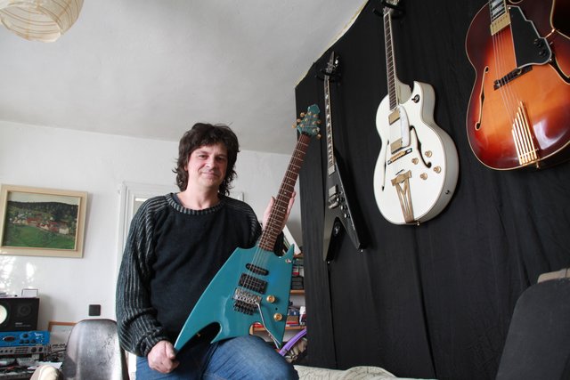 Gitarrenbauer Boris Dommenget aus Balje. Gitarristen von Metallica, Bon Jovi und den Scorpions schwören auf seine Instrumente