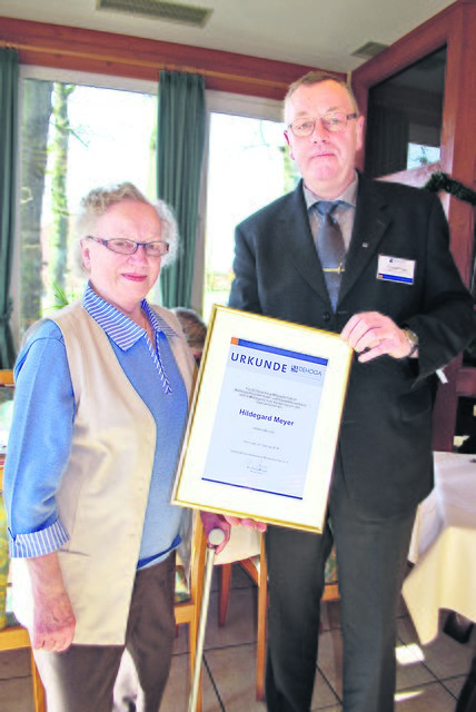 DEHOGA-Kreisvorsitzender Christoph Prigge ehrte Hildegard Meyer für 50-jährige Verbandstreue
