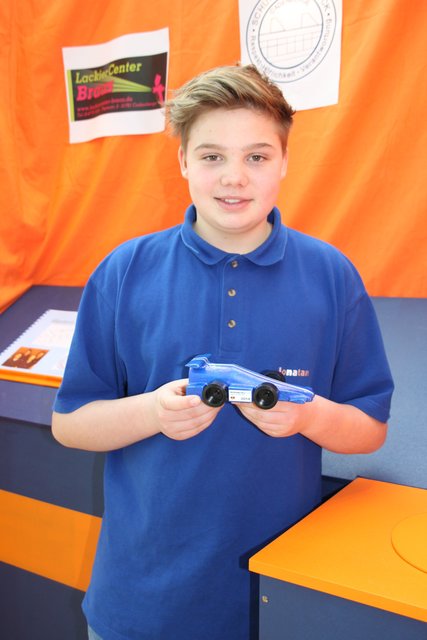 Teamleiter Jonatan Heß aus Cadenberge zeigt das selbst entworfene Rennauto