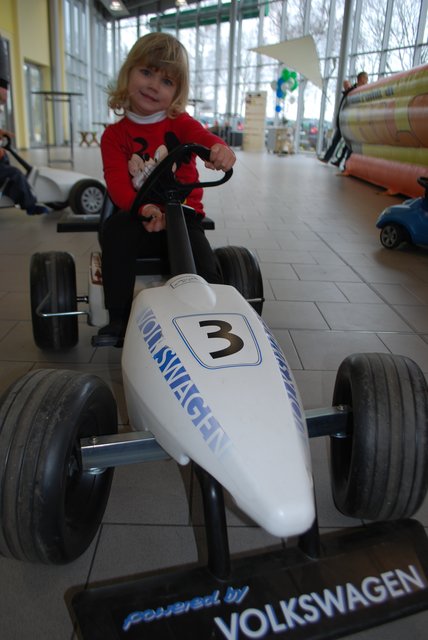 Annabell (4) drehte im Mini-Rennauto ihre Runden im Parcours