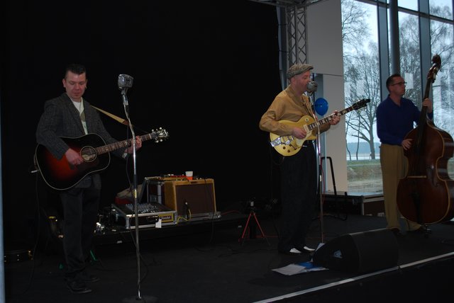 Unterhielt mit Rockabilly-Musik: das Red-Martin-Trio