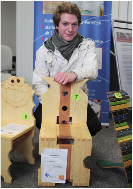 Stolz auf seinen originellen Kinderstuhl: Pascal Meister | Foto: Die Medienfrau