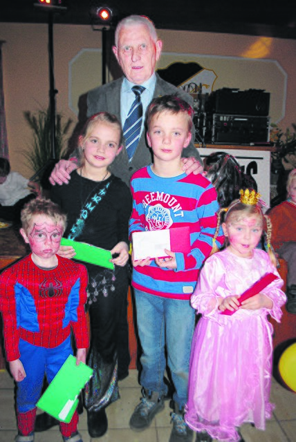 Bürgermeister Herbert Busch mit den Gewinnern der Luftballon-Weitflug-Wettbewerbe (v. li.):Lewis, Emily, Lukas und Christin