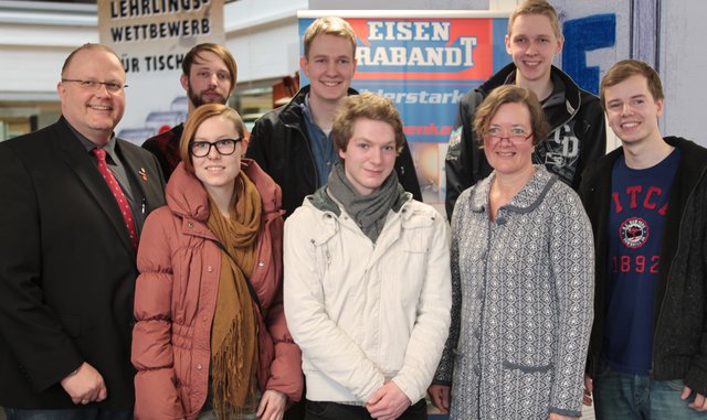 Innungs-Obermeister Jörg Klintworth (li.) mit (vorne v. li.) und Martina Neumann (vorne re.), Firma Trabandt, mit den Prämierten (vorne) Franziska Kühne, Pascal Meister und Frederik Triemer und sowie (hi. v. li.) Tim Elfers, Niklas Winter und Malte Schimkatis. | Foto: Die Medienfrau