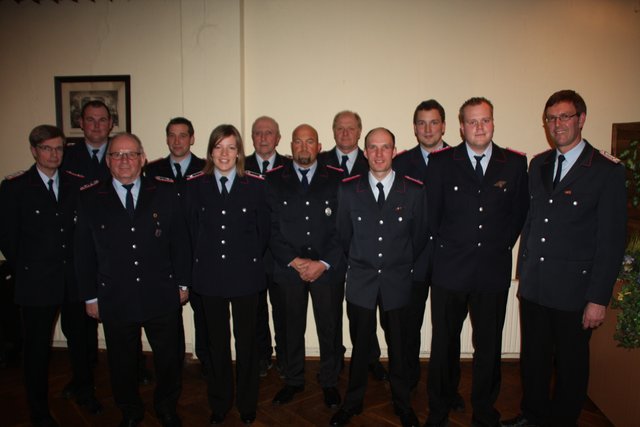 Geehrte, Beförderte und Graulanten (v. li.): Gemeindebrandmeister Klaus Rabeler, Sören Brendel, Rüdiger Brendel, Hinnerk Grefe, Vicky Wischendorff, Werner Timmann jr., Jörn Engelke, Reinhard Speer, Hendrik Eckhoff, Florian Grube, Torben Helmke und Bürgermeister Uwe Sievers