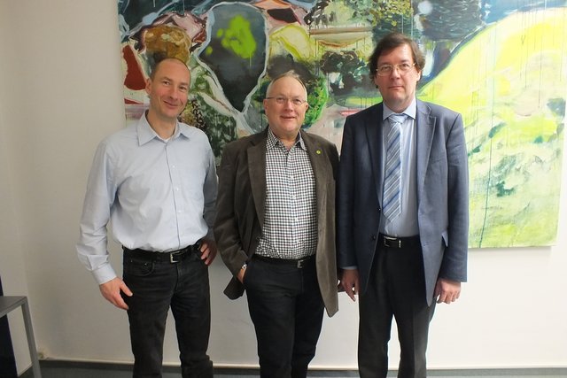 Nach der Unterzeichnung der Kooperation im Wahlkampf: (v. li.) Martin Schuster (Grüne), Bürgermeister-Kandidat Joachim Zinnecker und Wolfgang Passig (SPD)