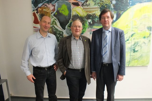 Nach der Unterzeichnung der Kooperation im Wahlkampf: (v. li.) Martin Schuster (Grüne), Bürgermeister-Kandidat Joachim Zinnecker und Wolfgang Passig (SPD) | Foto: oh