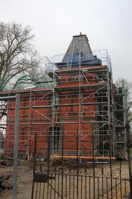 Eingerüstet und ohne Storchennest: der Turm des Schlosses