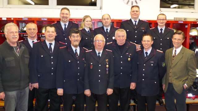 Geehrte, Beförderte und Verantwortliche der Freiwilligen Feuerwehr Holm mit Ortsbürgermeister Rainer Breckmann (li.) und Erstem Stadtrat Jan-Hendrik Röhse (re.)