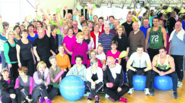 „Wir gratulieren im Namen aller Mitglieder!“ - Mit diesem Foto wollen die Mitglieder Inhaber Peter Brandjes überraschen. Einige Stimmen: „Wir trainieren gern hier.“-“Peter hat immer ein offenes Ohr für uns.“-“Wir fühlen uns hier immer gut berten und betreut.“- Daniela kann als Physiotherapeutin mit ganz speziellen Übungen auf Probleme der Mitglieder eingehen.“ | Foto: oh