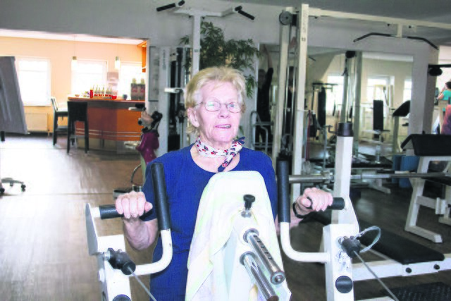 Edith Gonsior ist 85 Jahre und trainiert am liebsten an den Geräten | Foto: cbh