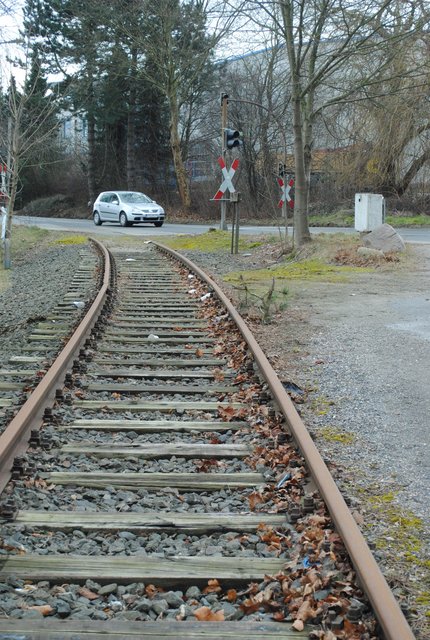 Hier laufen die Schienen Richtung Fahrbahn