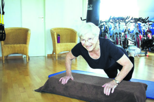 Hannelore Dück ist 87 Jahre und trainiert seit 10 Jahren 1-2mal die Woche im Gym80 | Foto: cbh
