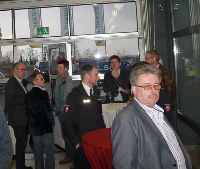 Die Besucher nahmen die DEKRA-Prüfhalle in Augenschein