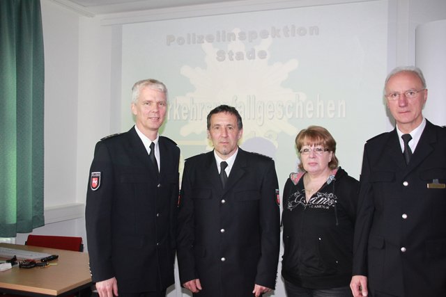 Präsentierten die Statistik (v. li.) in Stade: Polizeidirektor Jens Eggersglüß, Robert Schlimm, Sachbearbeiter Verkehr, sowie Brigitte Voss und Winfried Stöhr aus der Polizei-Abteilung Verkehr