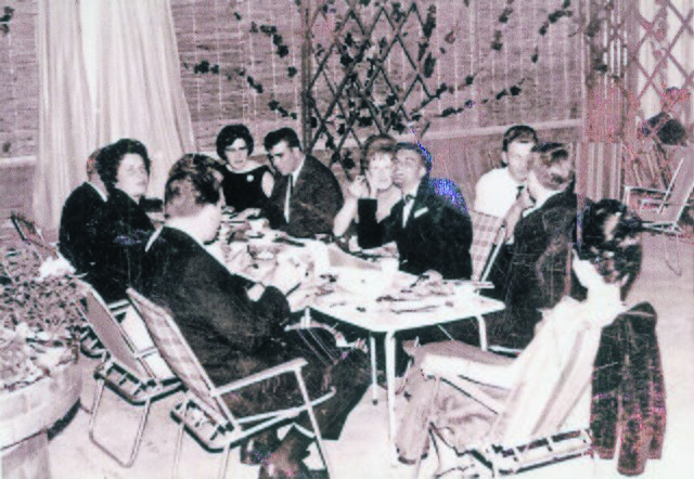 Vor 50 Jahre: gut gelaunte Gäste  im „Heidenauer Hof“ im damals neuen Wintergarten und auf Klappstühlen | Foto: oh