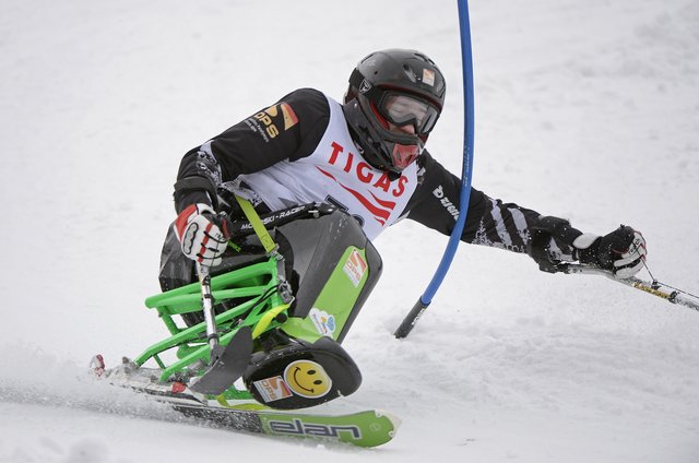 Im Schnee fühlt sich Björn Behnke pudelwohl: Hier ist er auf dem Monoski unterwegs | Foto: Parigger/RollRinn