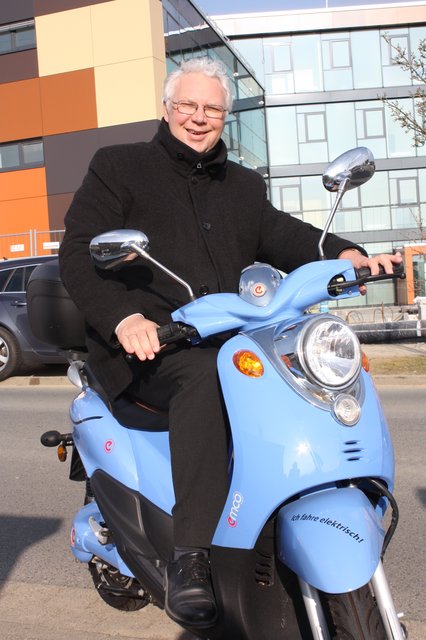 WLH-Geschäftsführer Wilfried Seyer nahm schon einmal auf einem Elektroroller Platz. Die vier Fahrzeuge für die WLH werden in Silber lackiert