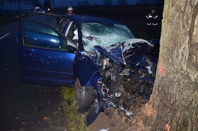 Unfall im Dezember in Grundoldendorf: Das Auto prallte mit voller Wucht gegen einen Baum. Der junge Fahrer erlag später im Krankenhaus seinen Verletzungen
