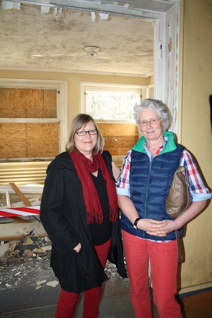 Bedrückend fanden Susanne Dinter (li.) und Birgit Packulat den Zustand des Gebäudes