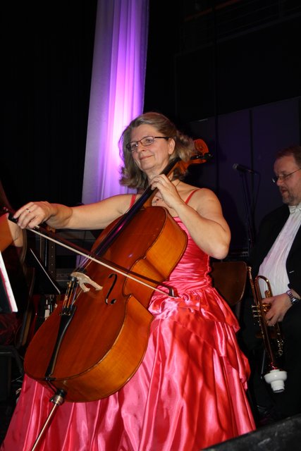 Ebenso festlich gekleidet wie die Gäste präsentierten sich die Musiker des Salon-Orchesters "Saiten-Sprung"