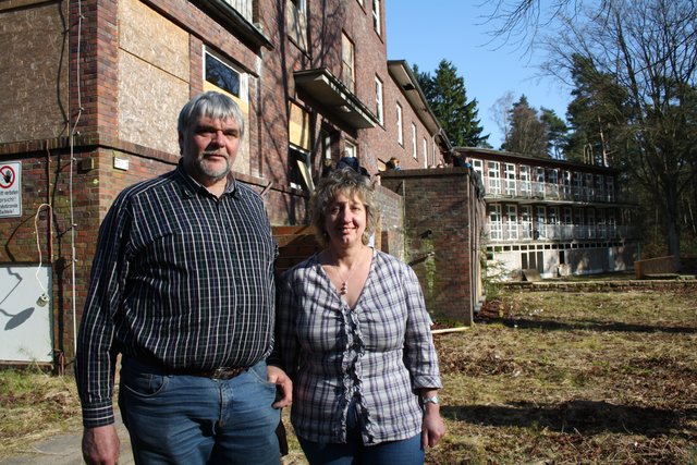 Unter ihnen Klaus-Jürgen und Gabi Rabeler, die das Gebäude noch aus alten Zeiten kennen