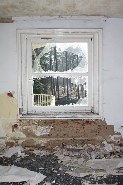 In dem Gebäude zeigte sich vielfach ein Bild der Verwüstung: Zerschlagene Fenster...