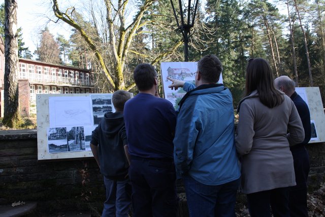 Viele der Besucher waren neugierig, was auf dem Gelände passieren soll. Pläne zeigten Ideen
