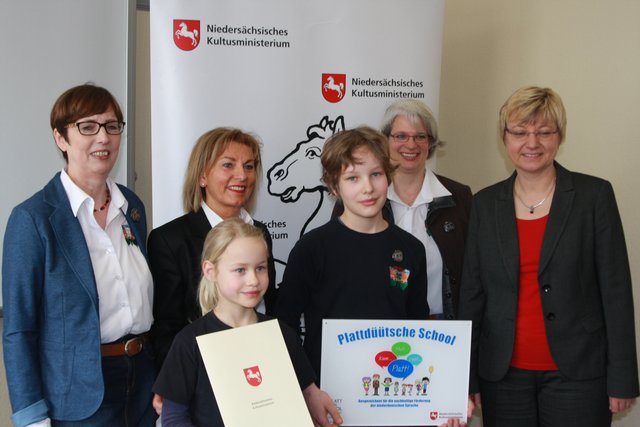 Bei der Verleihung der Auszeichnung: die Schüler Charlotte und Hannes Jungclaus sowie Martina Rieper, Christiane Fischer und Jane Haeger mit Ministerin Frauke Heiligenstadt (v. li.) | Foto: oh