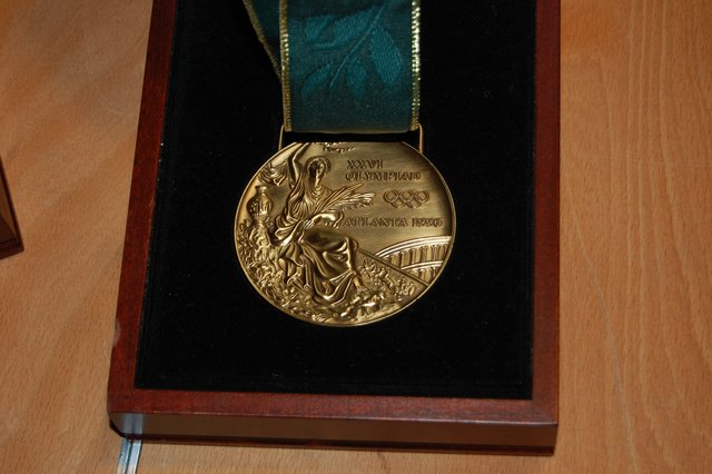 Ex-Schwimmerin Sandra Völker brachte ihre Bronzemedaille von den Olympischen Sommerspielen 1996 in Atlanta mit nach Jork