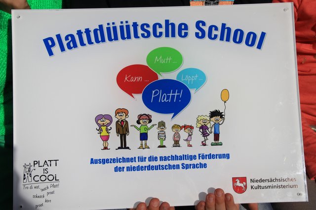 Die Grundschule Steinkirchen darf sich offiziell "Plattdüütsche School" nennen