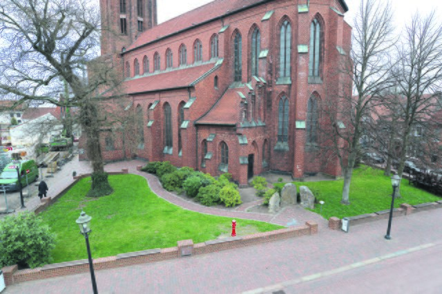 Der Blick auf die Kirche heute, Die Mauer und der Fußweg trennen das Gotteshaus vom gegenüberliegenden Petri-Platz