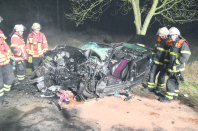 Der BMW-Fahrer musste aus dem Fahrzeugwrack befreit werden