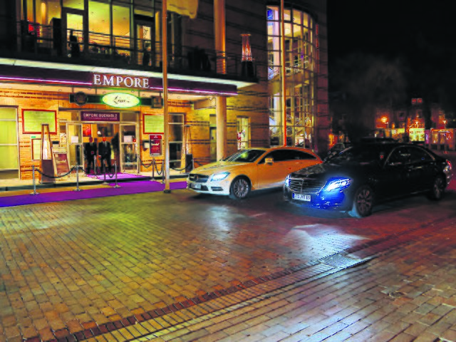Der Limousinen-Service vom Autohaus Tesmer brachte die Gäste am Ende eines langen Abends komfortabel nach Hause | Foto: Hauke Gilbert