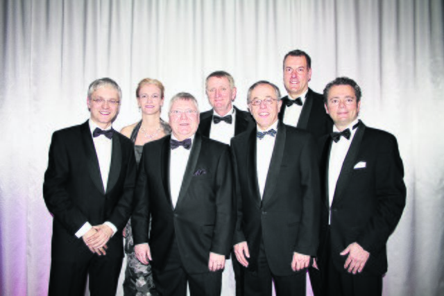 Empore-Chef Onne Hennecke (li.), Bürgermeister Wilfried Geiger (3 v. Re.) mit den Sponsoren des Abends: (v. li.) Manuela Mohrmann (Autohaus Mercedes Tesmer), Wolfgang Schnitter, Klaus-Günther Mohrmann (Autohaus Tesmer), Andreas Sommer (Sparkasse Harburg Buxtehude) und Stephan Schrader (WOCHENBLATT)