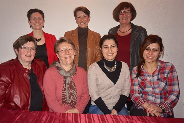 ASF-Vorstandsmitglieder (vorne v. li.): Martina Brehm, Waltraut Stürmer, Sibel Kilic, Helin Özbek und (hi. v. li.) Claudia Lange, Miriam Reuter mit der SPD-Landtagsabgeordneten Petra Tiemann | Foto: SPD Stade