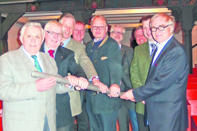 Hans Oldenburg (v. li.), Herbert Bruns (Lions Kehdingen), Hartwig Quast (Lions Das Alte Land), Dietmar Bruss (Lions Kehdingen), Joachim Link (Lions Buxtehude), Frank Lau (Lions Stade), Jan Pott (Lions Harsefeld), Hans Vollmer (Lions Das Alte Land), Rüdiger Graeger (Lions Buxtehude)