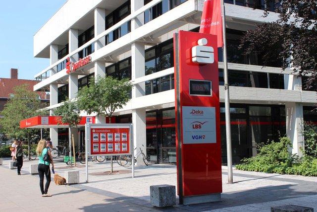 Die Sparkasse Harburg-Buxtehude in Buxtehude an der Bahnhofstraße