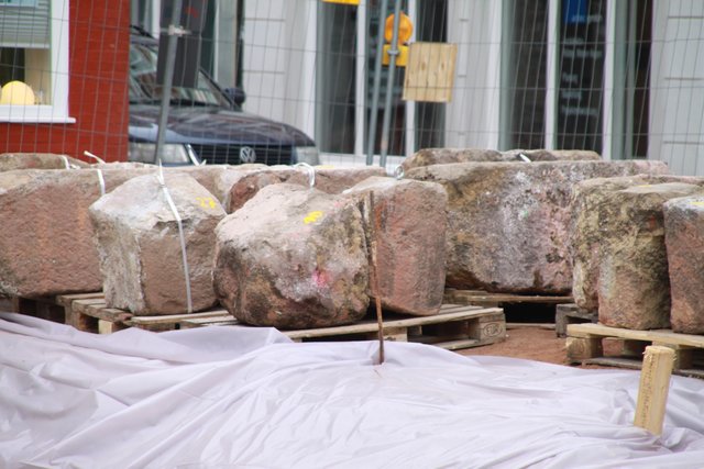 Granitquader stehen zum Abtransport bereit