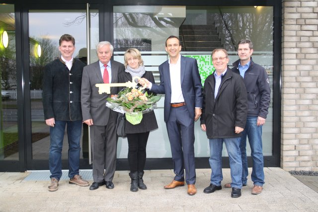 Schlüsselübergabe: Dierk Heins (HBI), Helmuth Ponath und Sylvia Wurzel von der Bauherrenfirma MS Buxriver, Sven Geertz (HBI), der Bausachverständige Guido Trimde (MS Buxriver) und HBI-Projektleiter Nils Esch