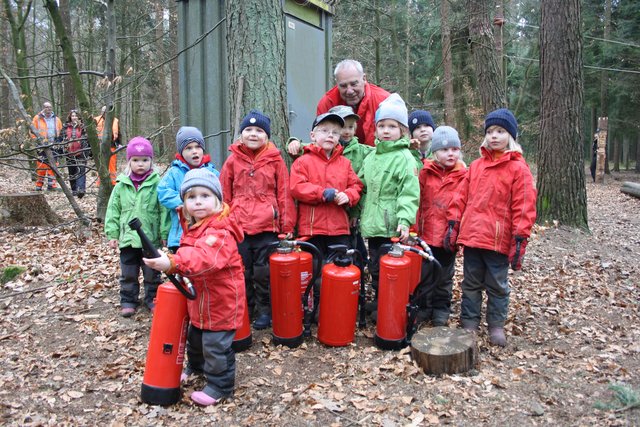 Brandschutzexperte Rolf Seidel mit den Kindern vom Naturkindergarten Buchholz